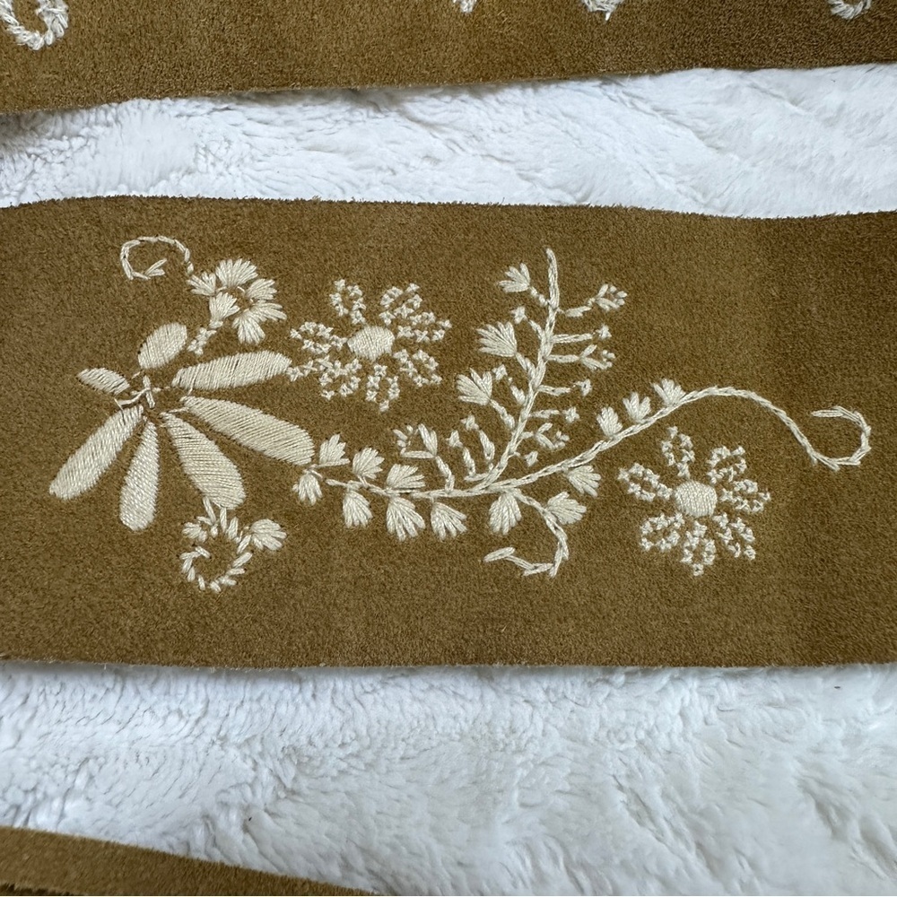 Vintage 80's Suede Leather Beige w Embroidered Cream Floral Belt Abercrombie & F - Picture 3 of 7